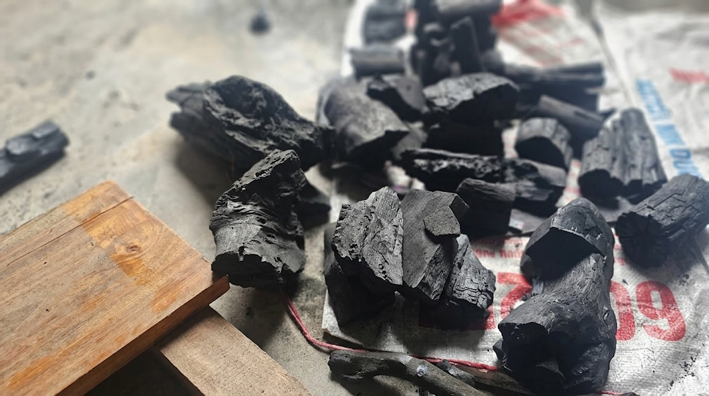 Mixed hardwood charcoal made from selected mangrove and eucalyptus offcuts