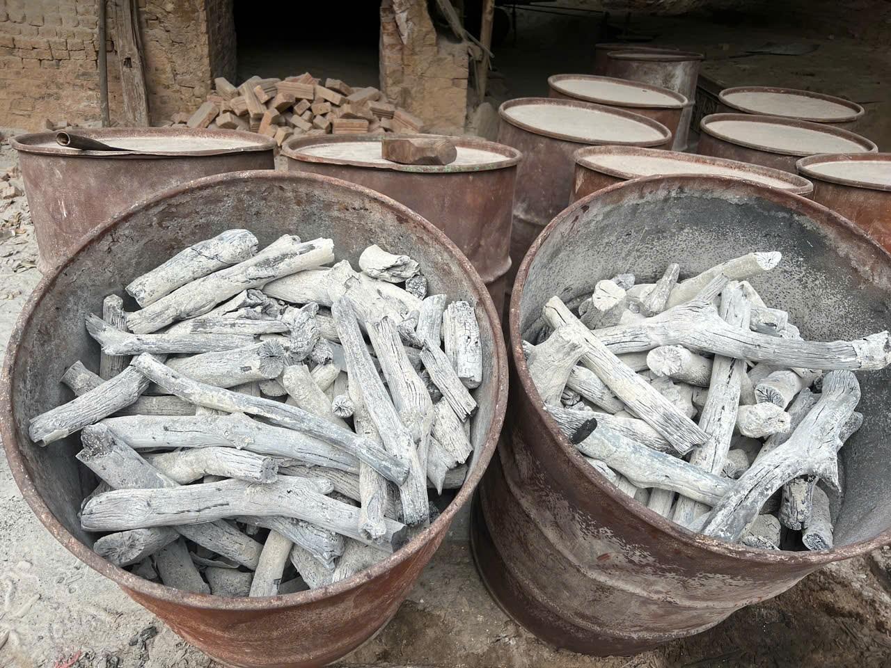 Sawdust Binchotan white sawdust charcoal with metallic surface and high hardness
