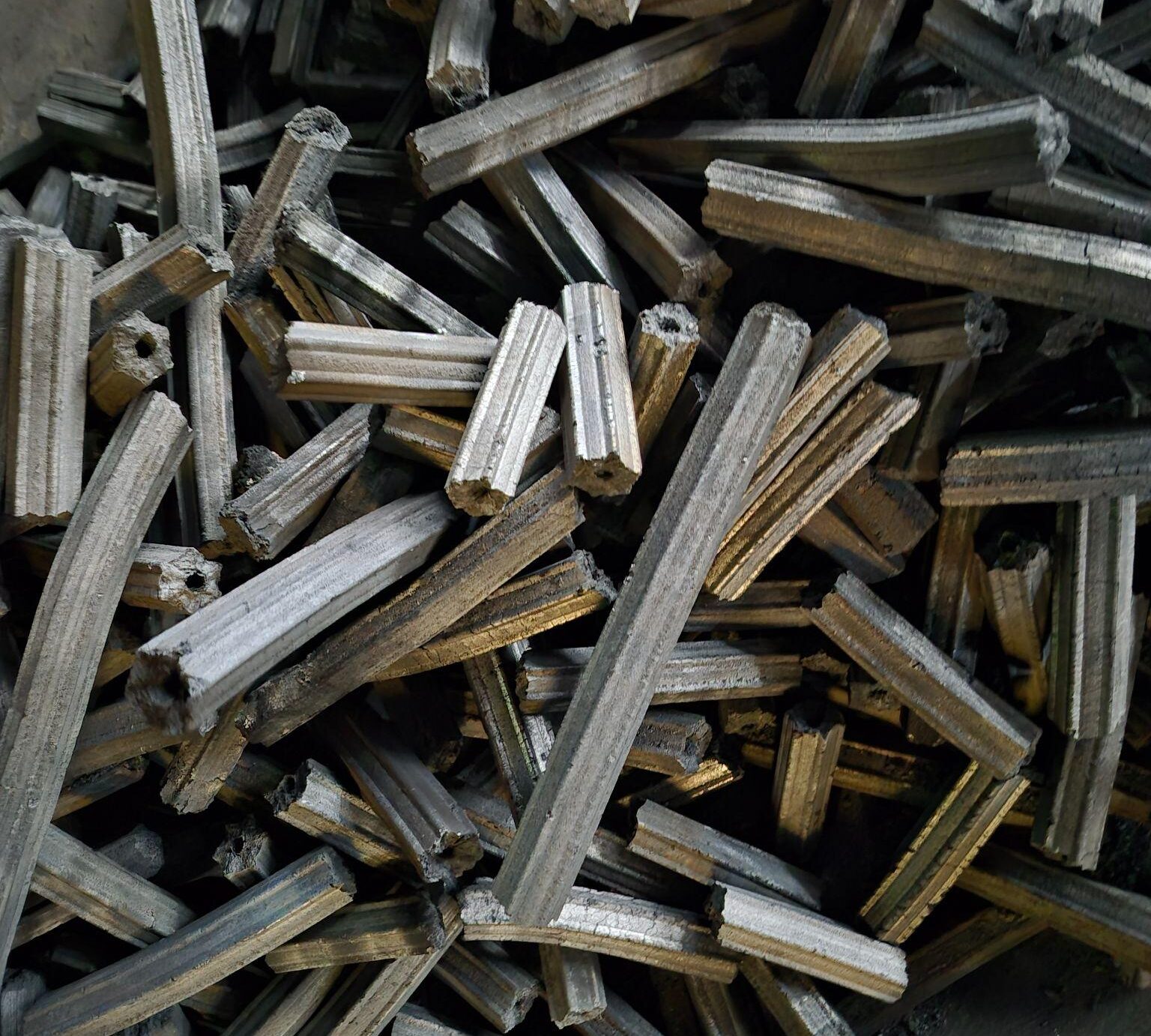 High-pressure briquetting and controlled carbonization process of hardwood sawdust charcoal
