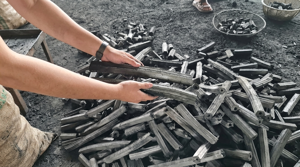 Hardness and rubbing test of high-density sawdust charcoal briquettes to check carbonization quality