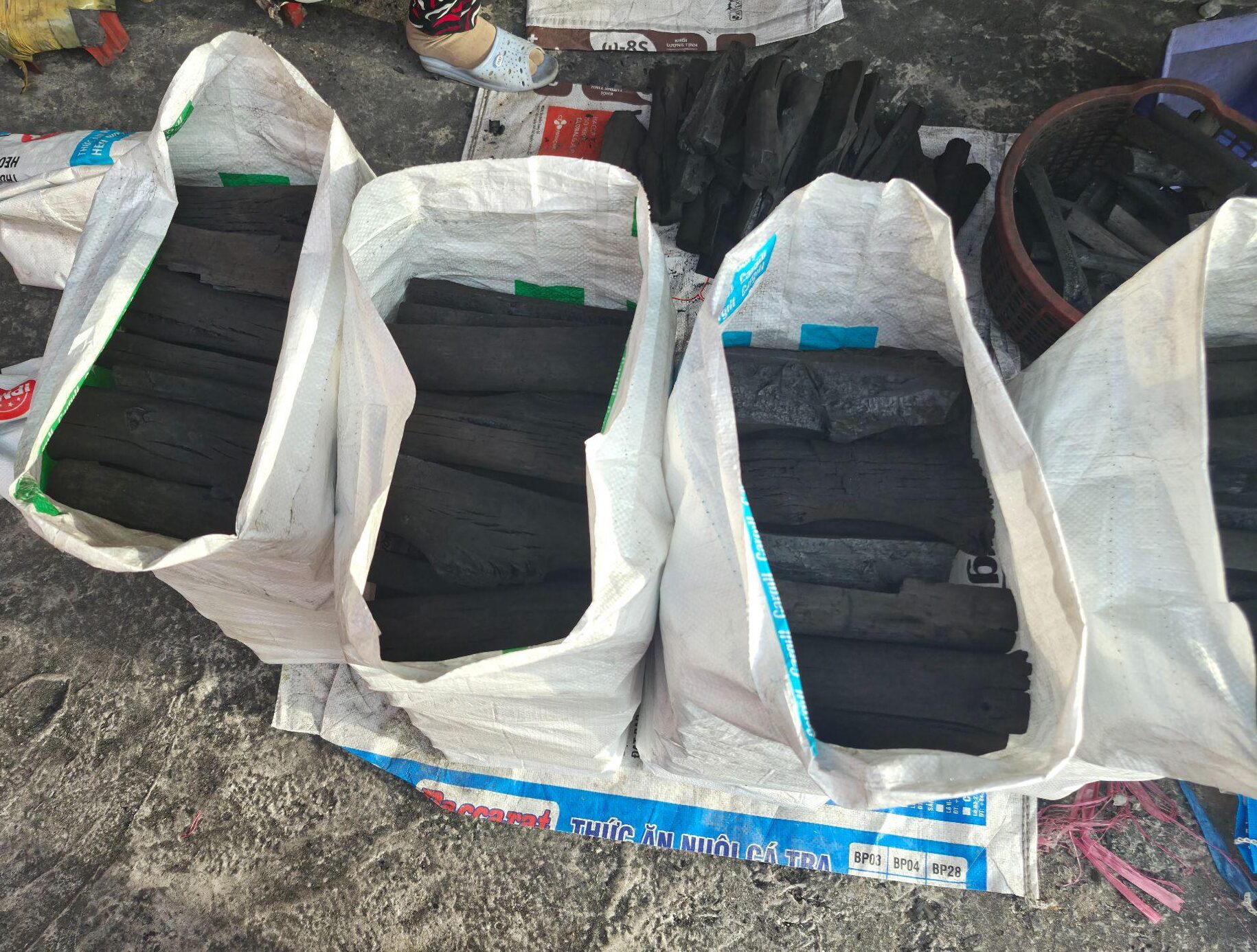 Safe Packaging & Shipping Guide For Mangrove Charcoal 2 PP woven bags packaging for bulk mangrove charcoal export 10kg to 25kg
