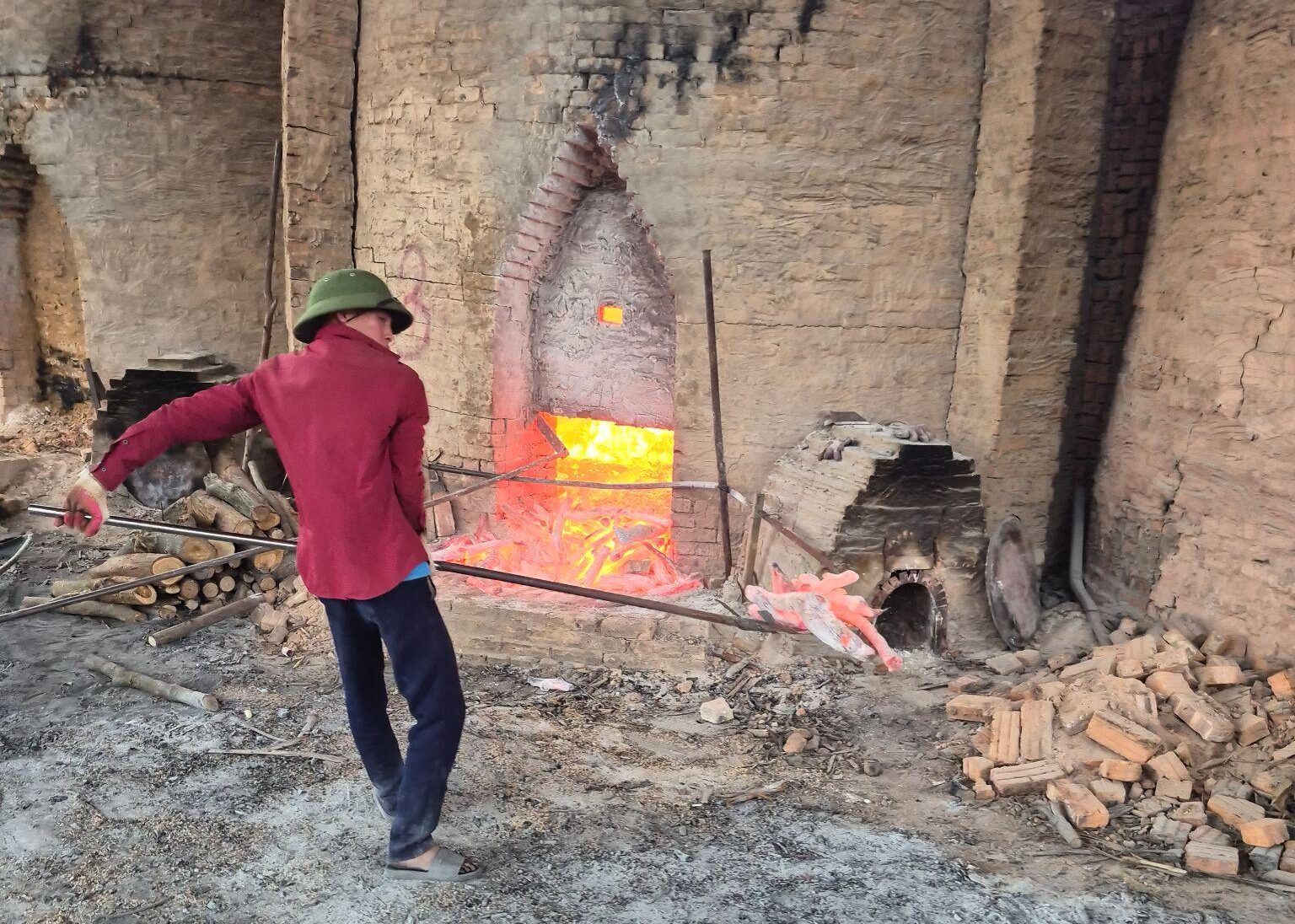 Binchotan Wood Species: Ubame Oak, Eucalyptus & Acacia 2 Traditional high-temperature kiln process for producing premium Binchotan white charcoal