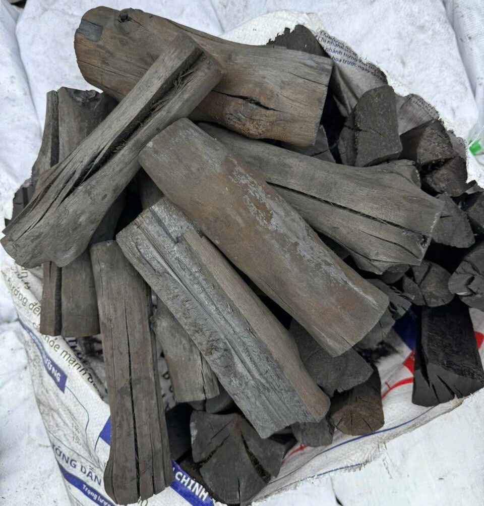 Black Charcoal vs White Charcoal (Binchotan): Key Differences 1 Black charcoal produced at moderate temperature for traditional BBQ grilling
